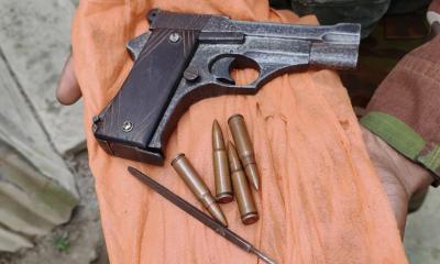 ফেনীতে গরুর খামার থেকে পিস্তল উদ্ধার, যুবদলকর্মীকে ঘিরে বিতর্ক