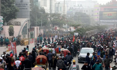 এভারকেয়ারের চারপাশে হাজারো জনতার ভিড়