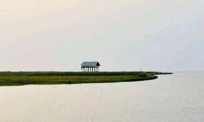 মেঘনার চরে আটকা পড়া দেড় শতাধিক পর্যটক উদ্ধার