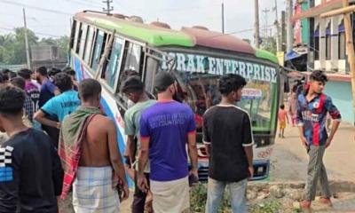 নরসিংদীতে বাস-কাভার্ড ভ্যানের সংঘর্ষে পথচারী নিহত