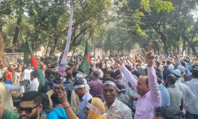 পে-স্কেল বাস্তবায়নের দাবিতে সরকারি চাকরিজীবীদের যমুনা ঘেরাও