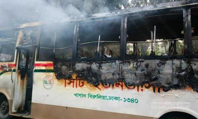 দুই বেসরকারি বিশ্ববিদ্যালয়ের সংঘর্ষ গাড়িতে অগ্নিসংযোগ-ভাঙচুর