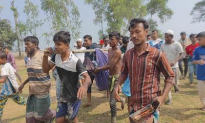 টেকনাফ সীমান্তে মাইন বিস্ফোরণে যুবক আহত, স্থানীয়দের সড়ক অবরোধ