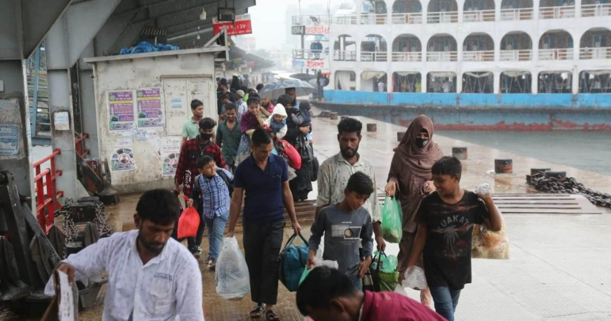 ভারী বৃষ্টিতে সদরঘাট ও পাটুরিয়া-দৌলতদিয়ায় ফেরি-লঞ্চ চলাচল সাময়িক বন্ধ