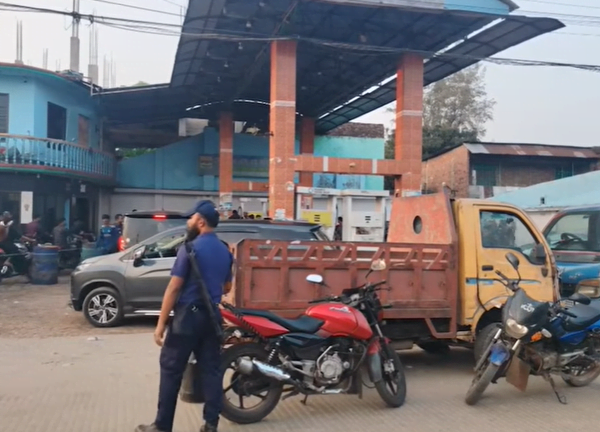 নোয়াখালীতে পেট্রোল পাম্পে তেল নিয়ে সংঘর্ষ, পাম্প মালিকসহ আহত ৫