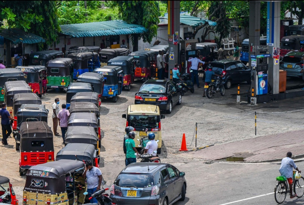 জ্বালানি সংকটে সাপ্তাহিক ছুটি বাড়াল শ্রীলঙ্কা