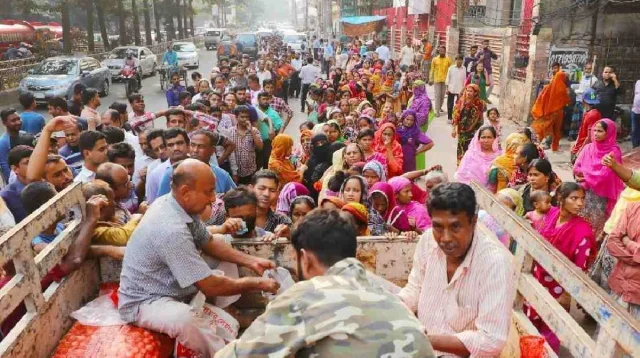 ঈদ উপলক্ষে টিসিবির ট্রাকে পণ্য বিক্রি শুরু সোমবার