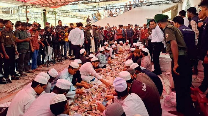 তৃতীয় দফায় চলছে শাহজালাল মাজারের টাকা গণনা