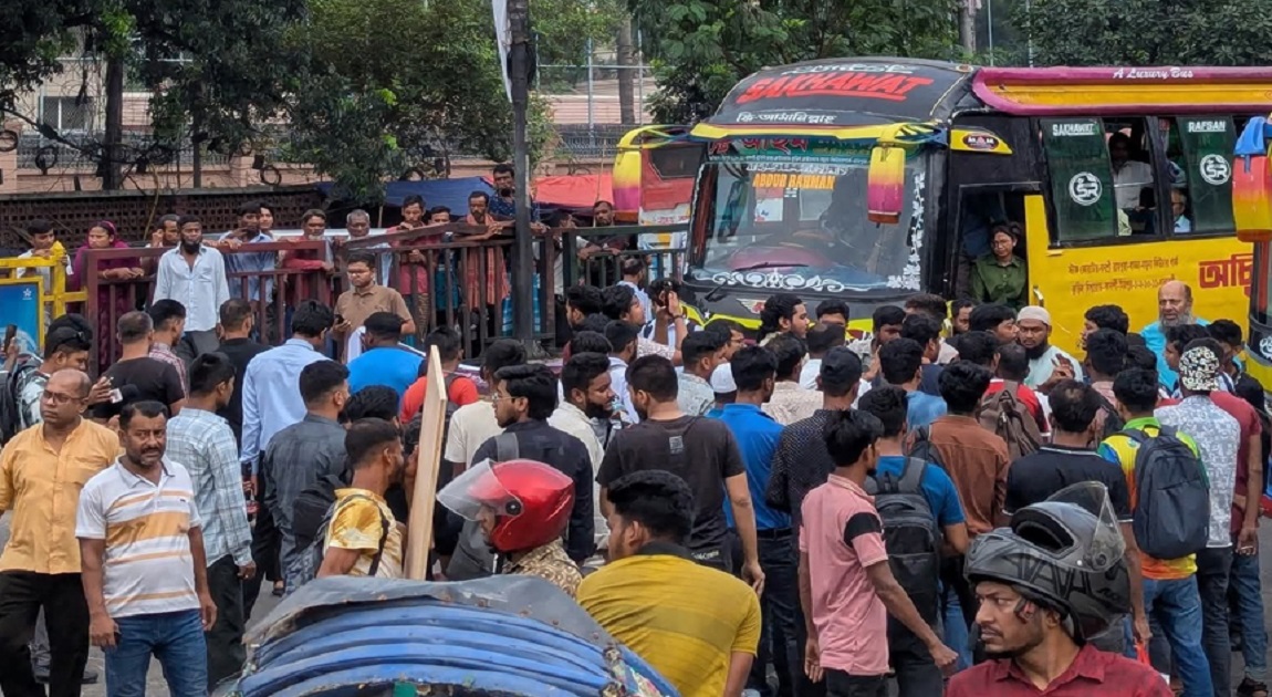 বাড্ডায় শিক্ষার্থীদের সড়ক অবরোধ