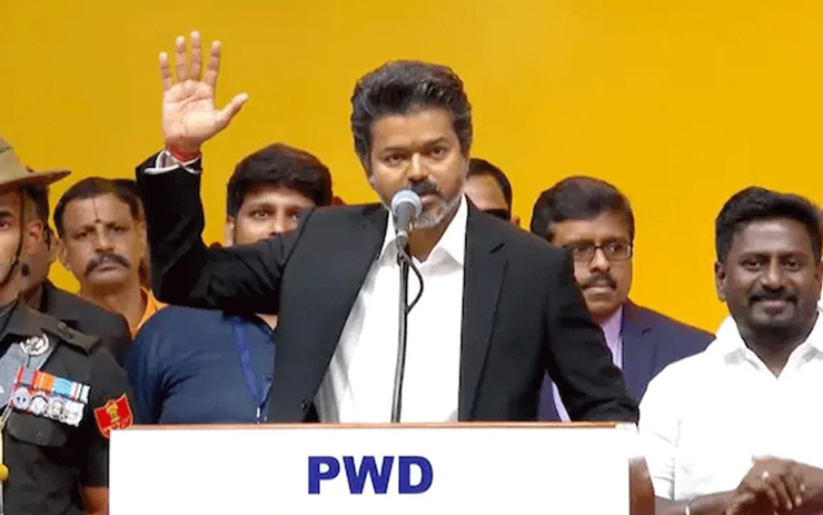তামিলনাড়ুর মুখ্যমন্ত্রী হিসেবে শপথ নিলেন বিজয়