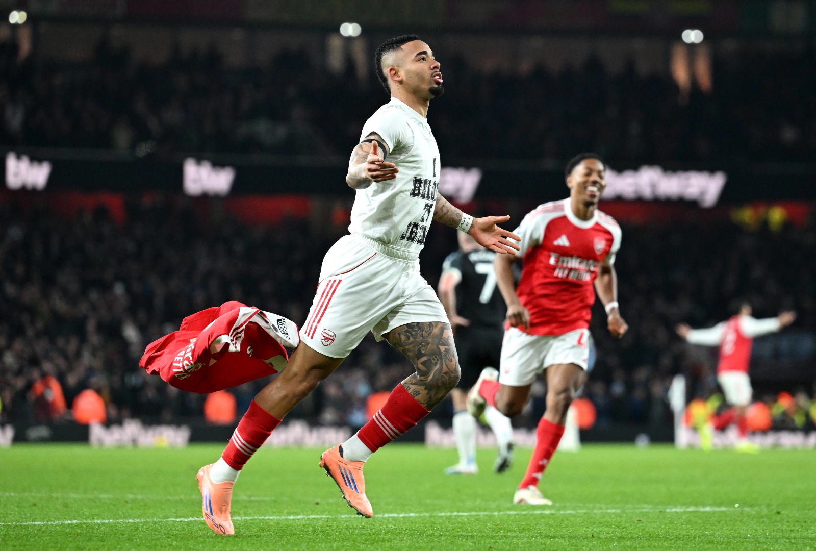 এমিরেটসে আর্সেনালের দাপট, থামল ভিলার ১১ ম্যাচের জয়ের ধারা