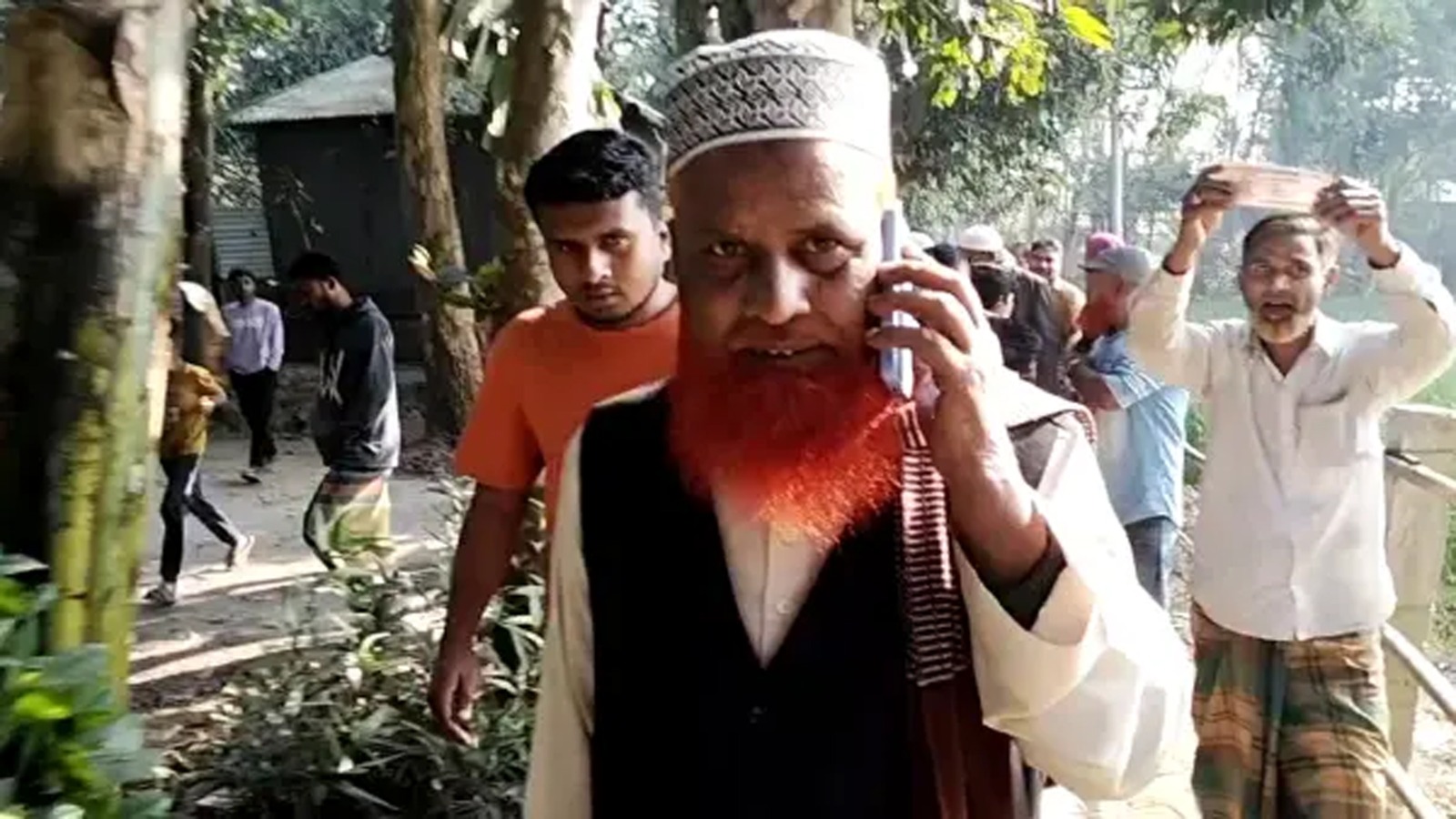 ভোটারদের মধ্যে নগদ অর্থ বিতরণ করতে গিয়ে গ্রামবাসীর তোপের মুখে জামায়াত নেতা