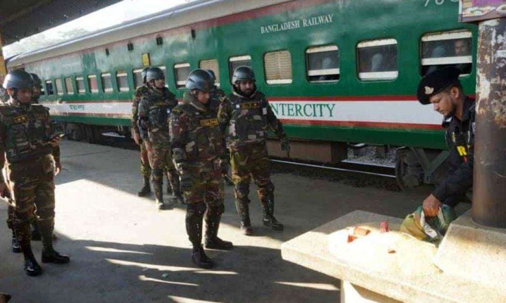 রাজধানীতে ট্রেনে সেনা অভিযান, পিস্তল–ককটেলসহ চারজন আটক