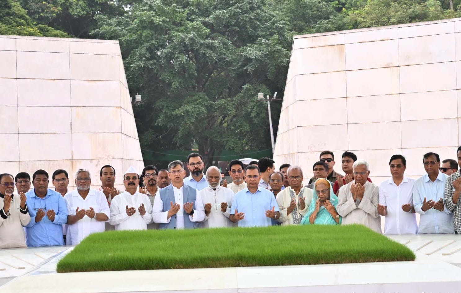 জিয়াউর রহমান ও খালেদা জিয়ার সমাধিতে প্রধানমন্ত্রীর শ্রদ্ধা