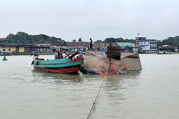 ৫ হাজার বস্তা ধান-চাল নিয়ে চাঁদপুরের মেঘনায় কার্গোডুবি