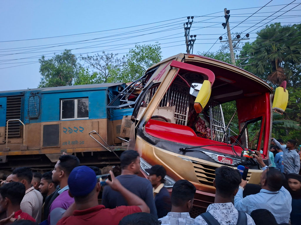 কুমিল্লায় ট্রেন-বাস সংঘর্ষে নিহত ১২, তিন তদন্ত কমিটি গঠন