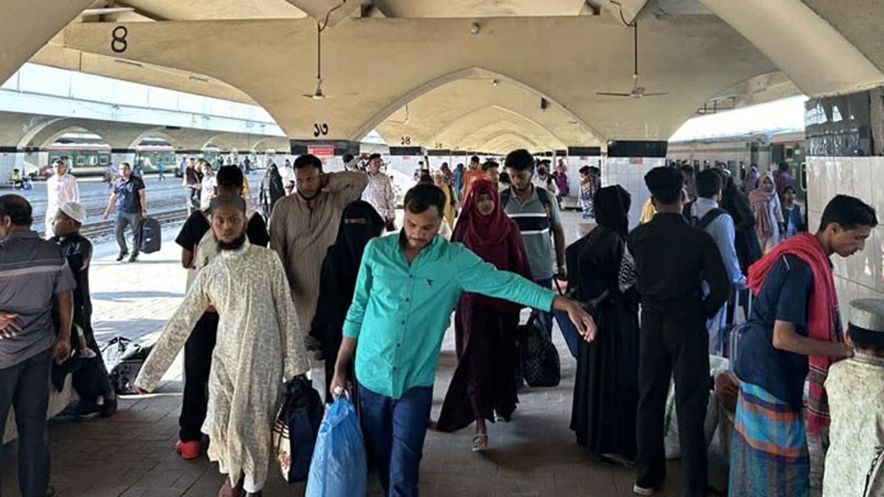 ঈদের ছুটি কাটিয়ে রাজধানীতে ফিরছেন কর্মজীবীরা