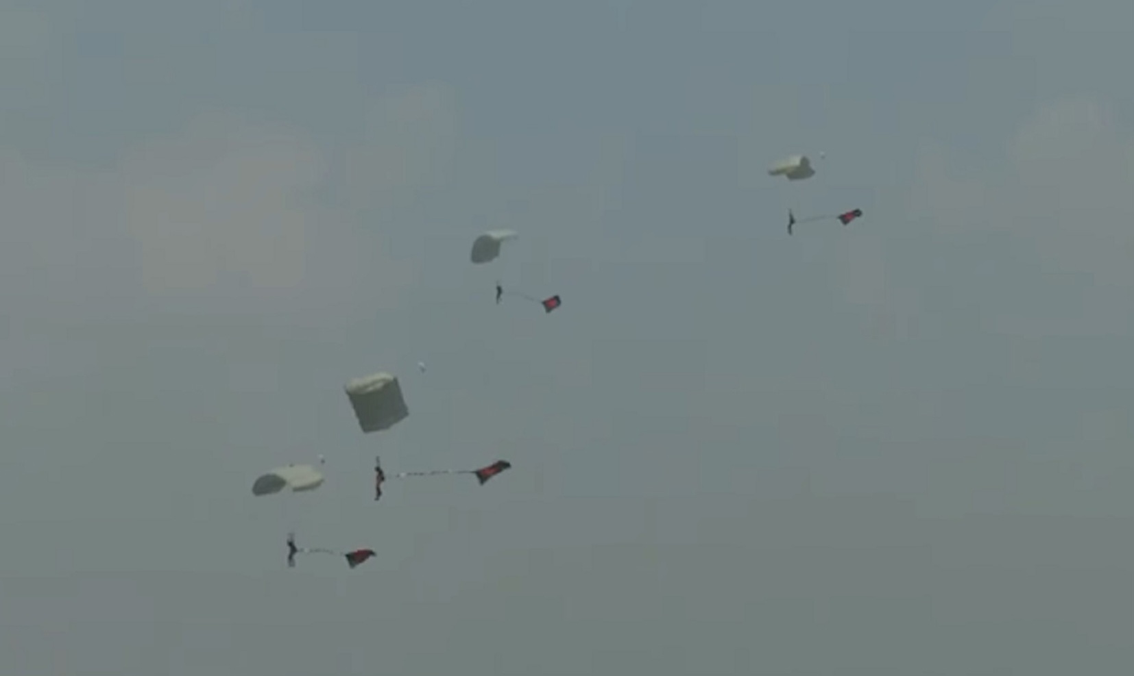 বিজয় দিবসে লাল-সবুজের পতাকা নিয়ে ঢাকার আকাশে ঝাঁপ দিলেন ৫৪ জন