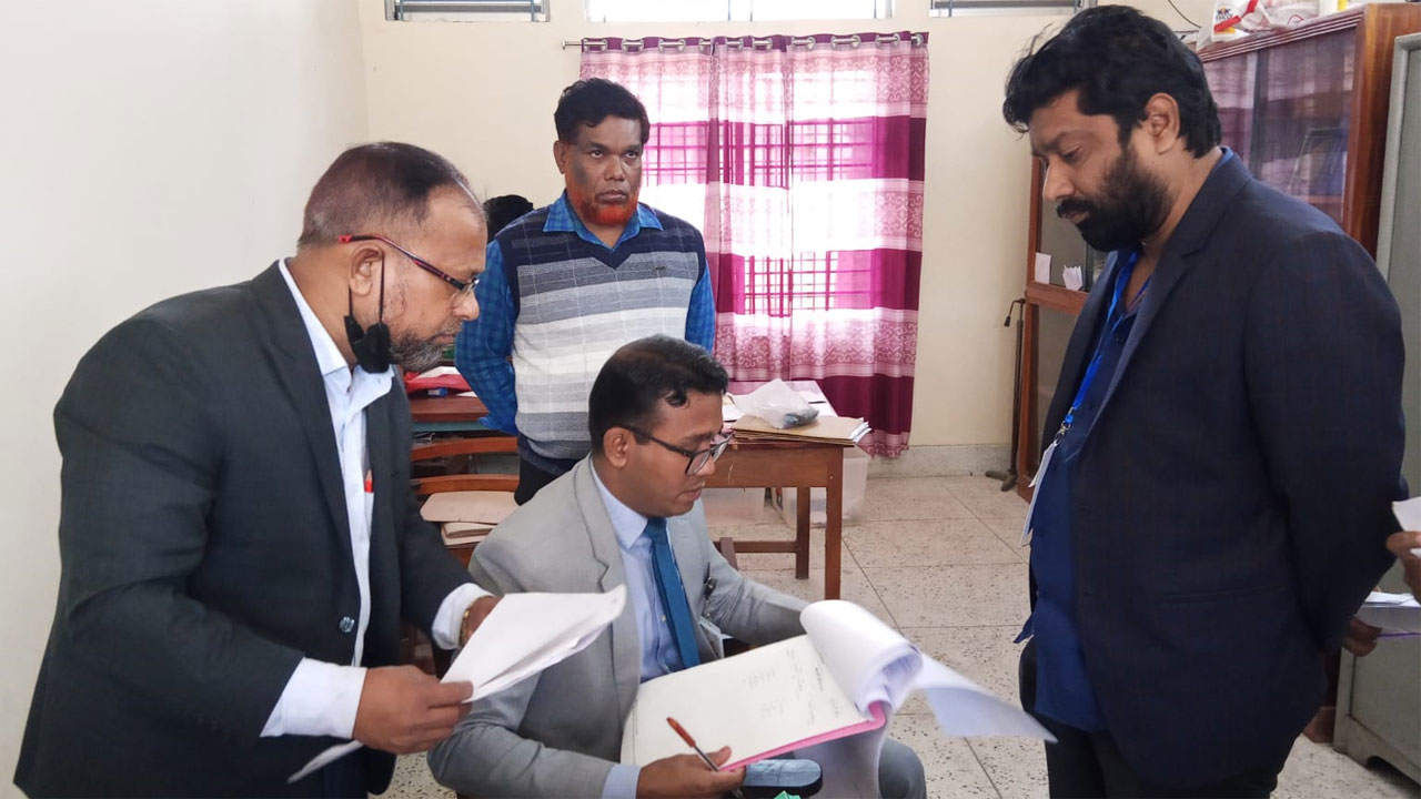 ফরিদপুরে ভোটকেন্দ্রে টাকা বিতরণের অভিযোগ, বিএনপি প্রার্থীর পোলিং এজেন্টকে জরিমানা