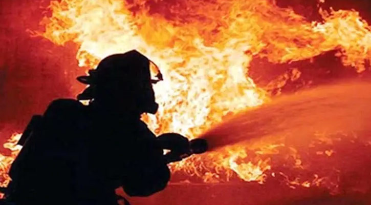 টঙ্গীতে সাংবাদিক ক্লাব ও গুদামে আগুন