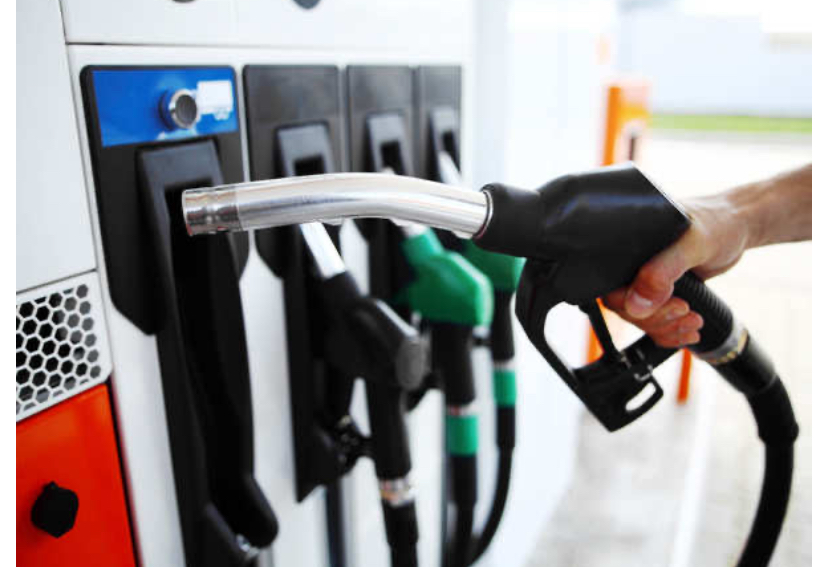 বিশ্ববাজারে জ্বালানি তেলের দাম কমলেও দেশে কেন কমছে না