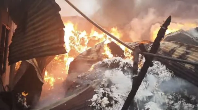 গাজীপুরে ঝুট গোডাউনে আগুন, নিয়ন্ত্রণে ফায়ার সার্ভিসের ৬ ইউনিট