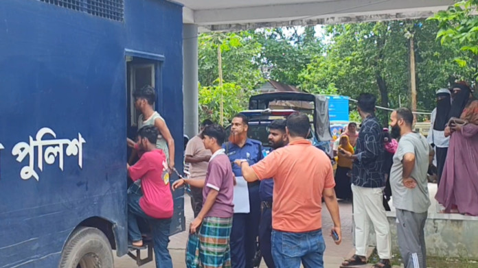 গোপালগঞ্জে নিষিদ্ধ ছাত্রলীগের মিছিল থেকে গ্রেপ্তার ৬ কর্মীকে পাঠানো হলো কারাগারে
