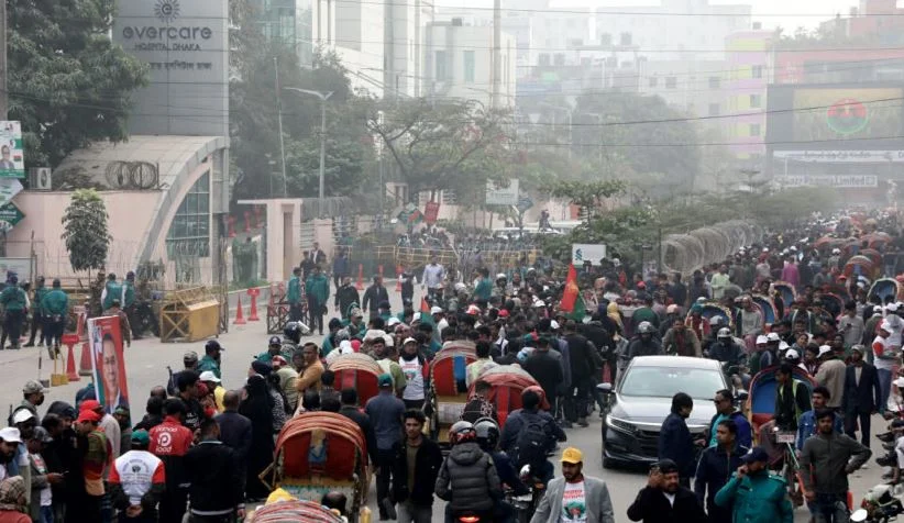 এভারকেয়ারের চারপাশে হাজারো জনতার ভিড়