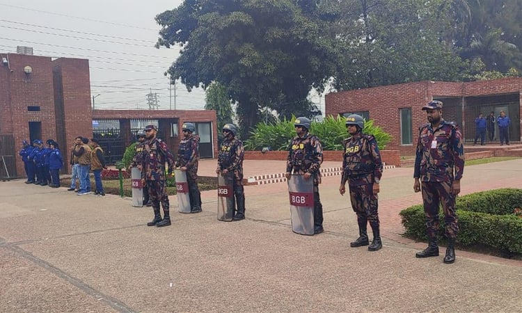 জিয়া উদ্যান ও জাতীয় স্মৃতিসৌধসহ গুরুত্বপূর্ণ পয়েন্টে বিজিবি মোতায়েন