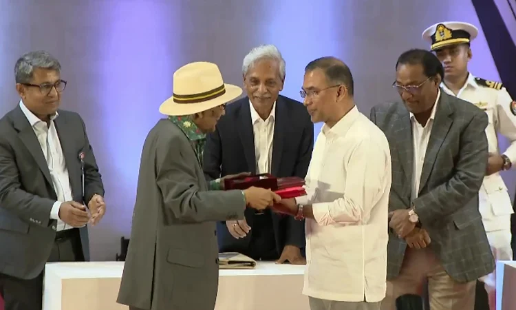 গুণীজনদের হাতে একুশে পদক তুলে দিলেন প্রধানমন্ত্রী