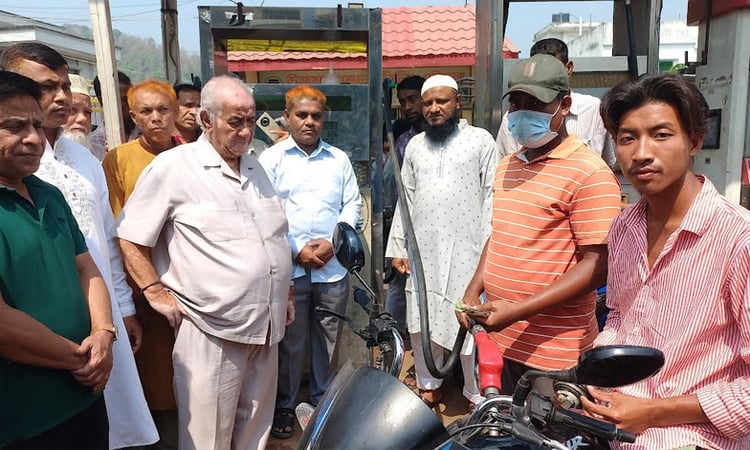 বান্দরবানে সাময়িক বন্ধ পাম্প চালু করে তেল বিতরণের নির্দেশ এমপির