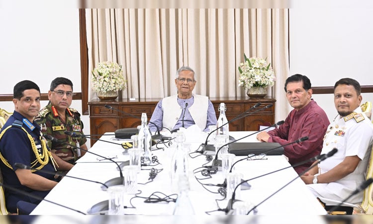 প্রধান উপদেষ্টার সঙ্গে তিন বাহিনীর প্রধানগণের সাক্ষাৎ, নির্বাচনী প্রস্তুতি নিয়ে আলোচনা