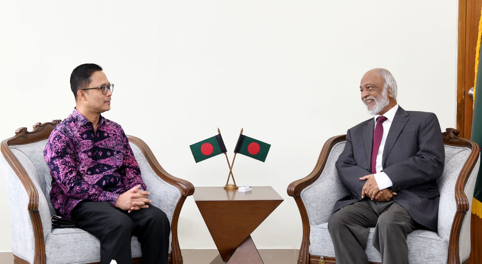 বাংলাদেশ-মালয়েশিয়া সম্পর্ক নতুন উচ্চতায় নিতে চায় সরকার : এলজিআরডি মন্ত্রী