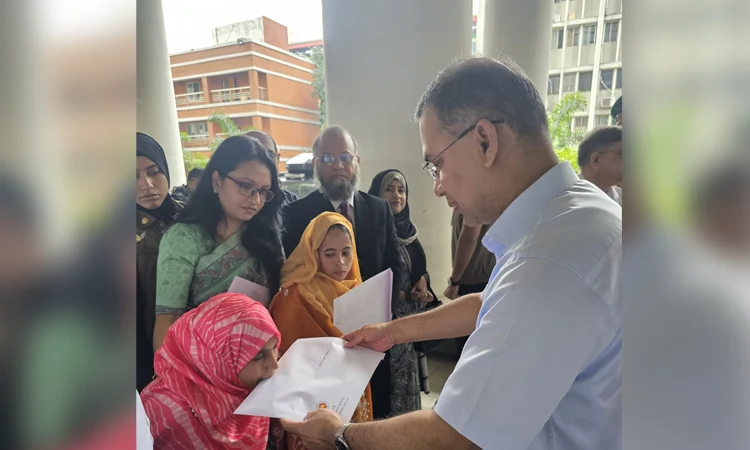 প্রতিবন্ধী তিন ব্যক্তির হাতে নিয়োগপত্র তুলে দিলেন প্রধানমন্ত্রী