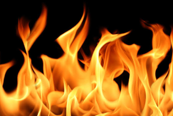 মহাখালীর আমতলী এলাকায় বৈদ্যুতিক খুঁটিতে আগুন