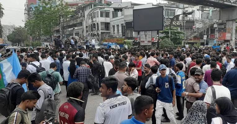 শিক্ষামন্ত্রীর পদত্যাগ দাবিতে সচিবালয়ের পথে শিক্ষার্থীরা, উত্তরায়ও মহাসড়ক অবরোধ