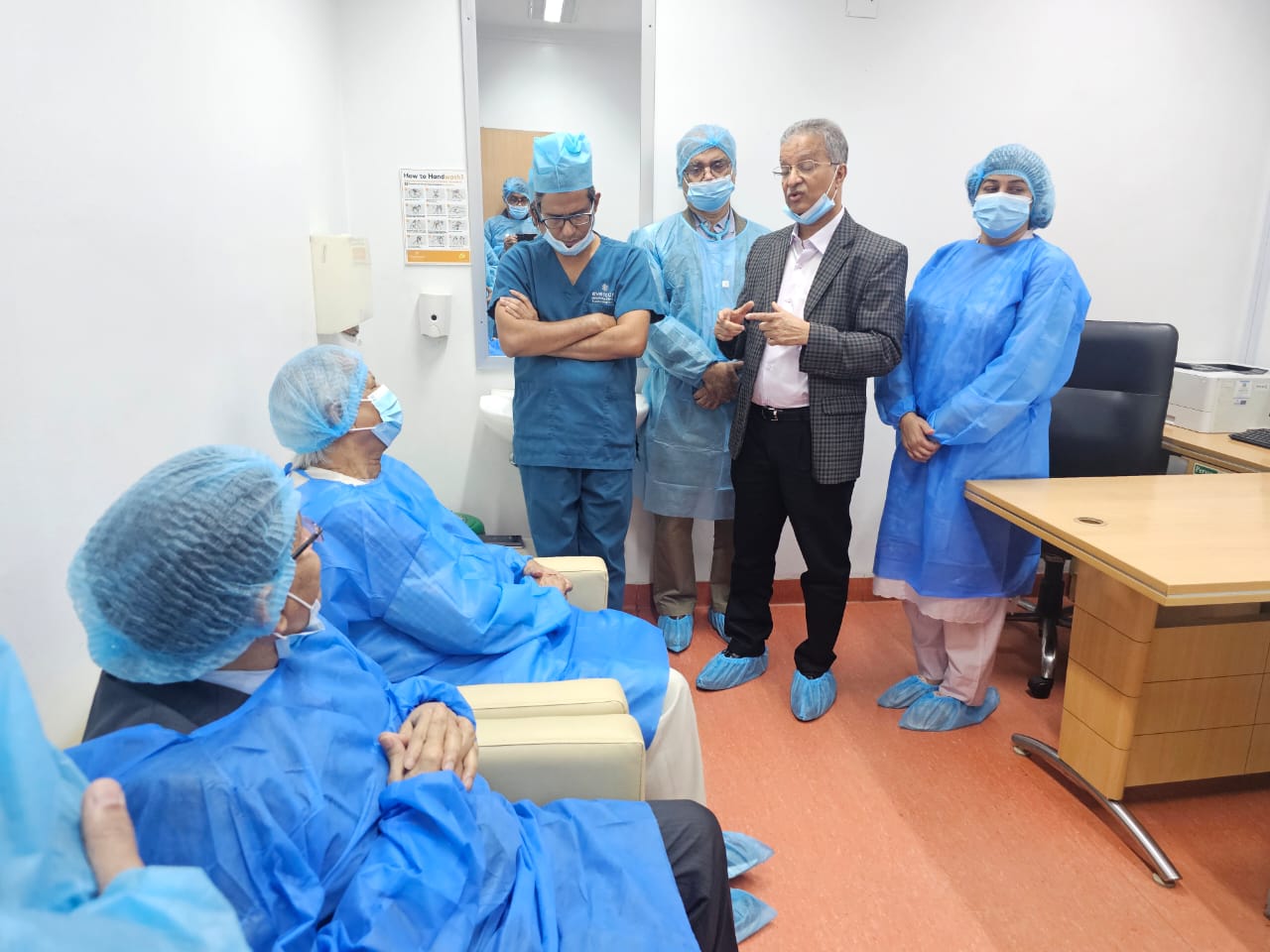 খালেদা জিয়াকে দেখতে এভারকেয়ারে প্রধান উপদেষ্টা