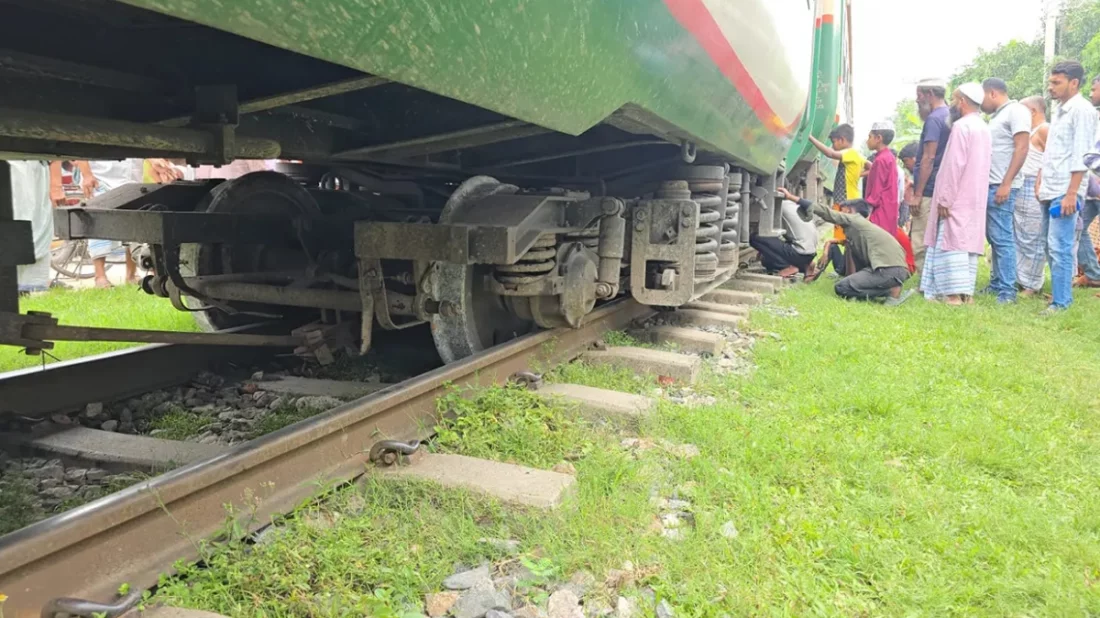 ব্রহ্মপুত্র এক্সপ্রেস উদ্ধারে আসা রিলিফ ট্রেনও লাইনচ্যুত