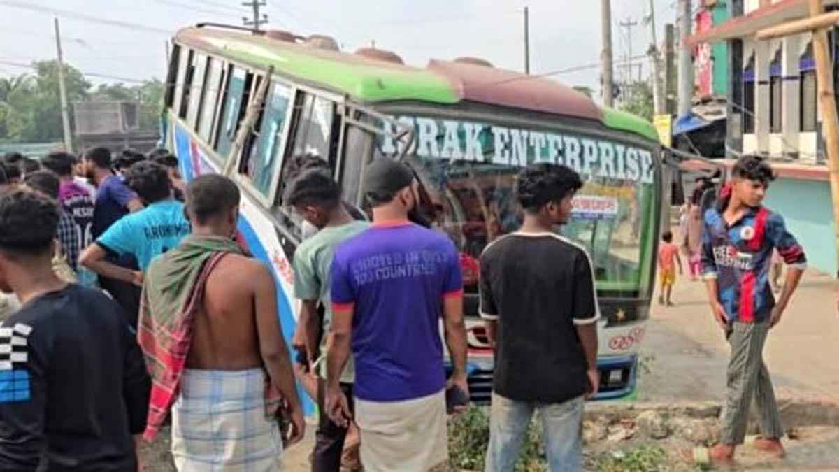 নরসিংদীতে বাস-কাভার্ড ভ্যানের সংঘর্ষে পথচারী নিহত
