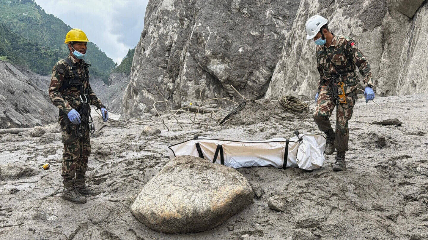 নেপাল-তিব্বত সীমান্তে বন্যায় মৃতের সংখ্যা ১ হাজার ছাড়াল