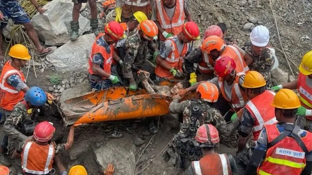 নেপালে ৯ দিন পর সুড়ঙ্গ থেকে দুজনকে জীবিত উদ্ধার