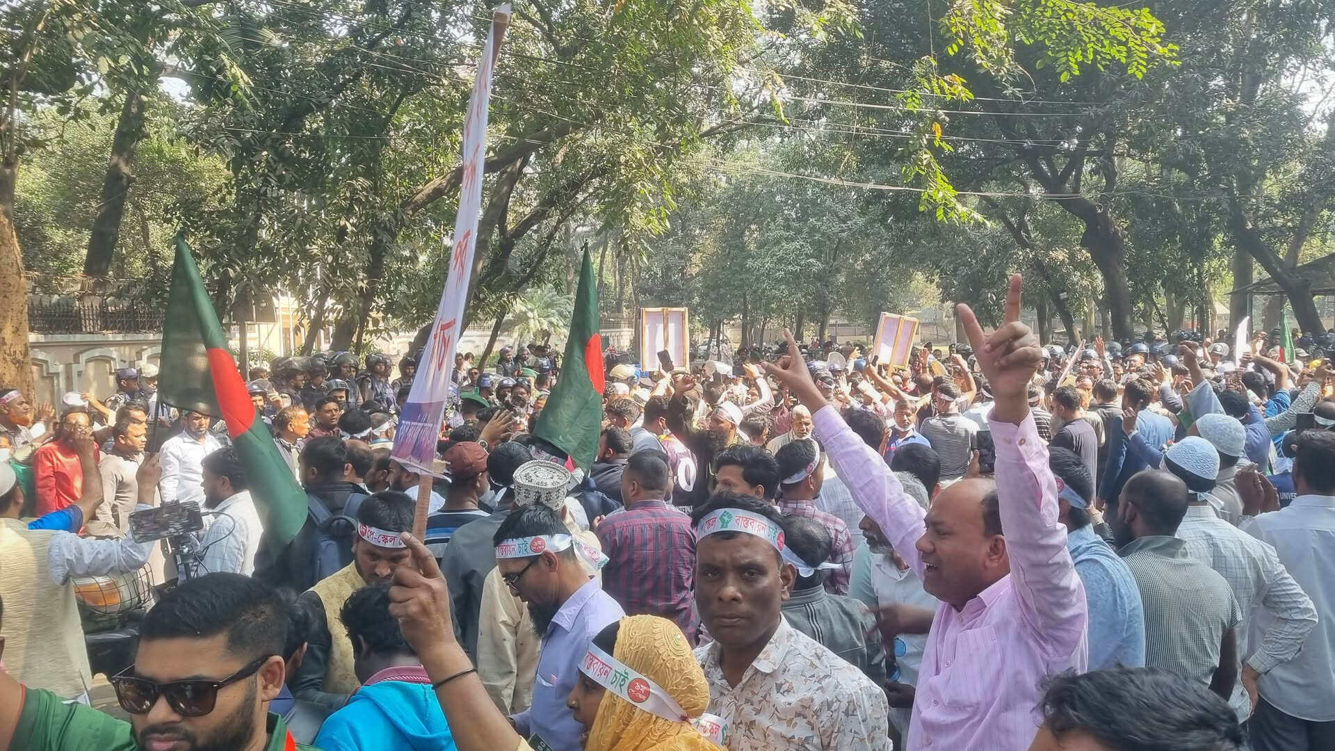 পে-স্কেল বাস্তবায়নের দাবিতে সরকারি চাকরিজীবীদের যমুনা ঘেরাও