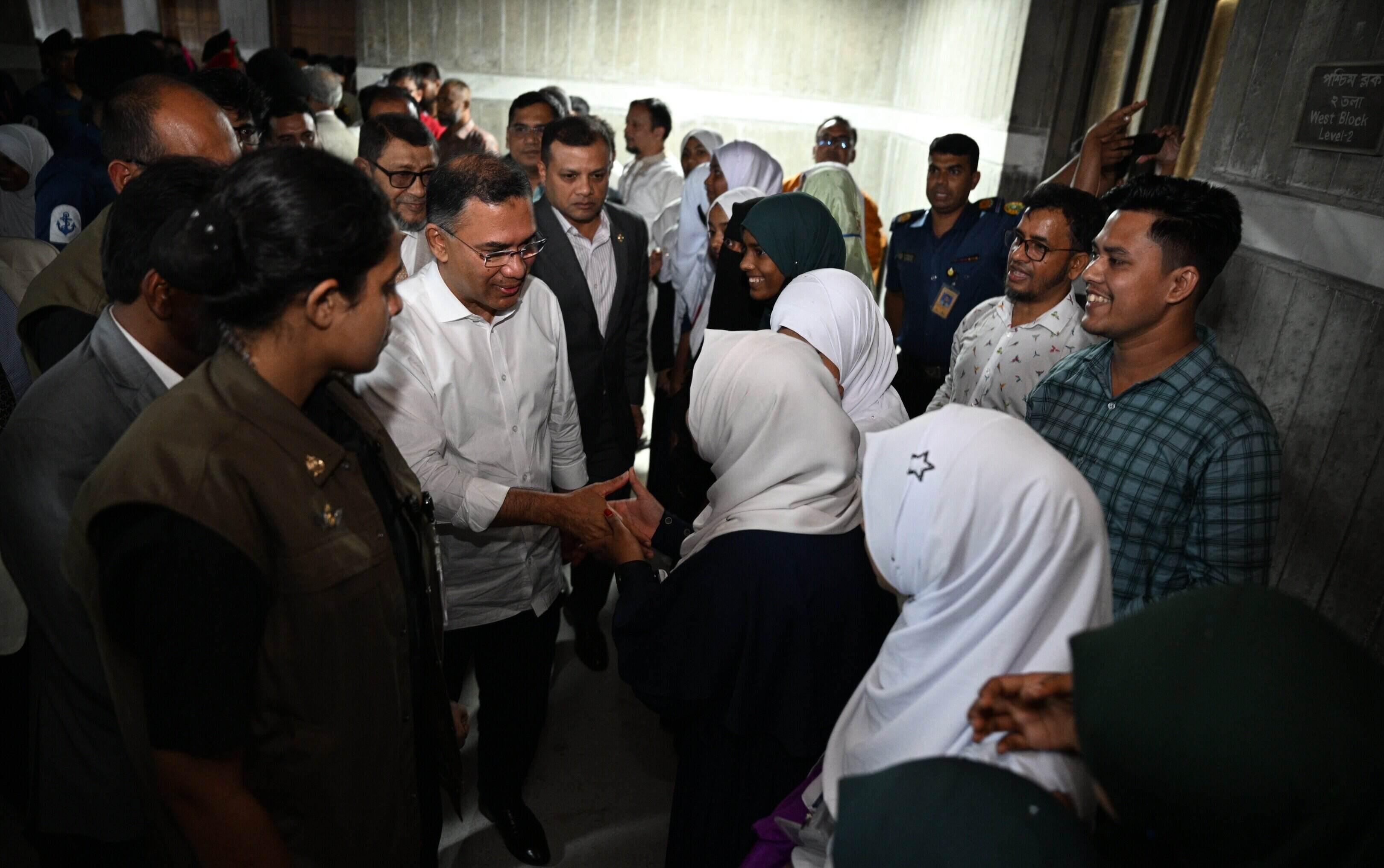 প্রধানমন্ত্রীর সঙ্গে শুভেচ্ছা বিনিময়ে উচ্ছ্বসিত শিক্ষার্থীরা