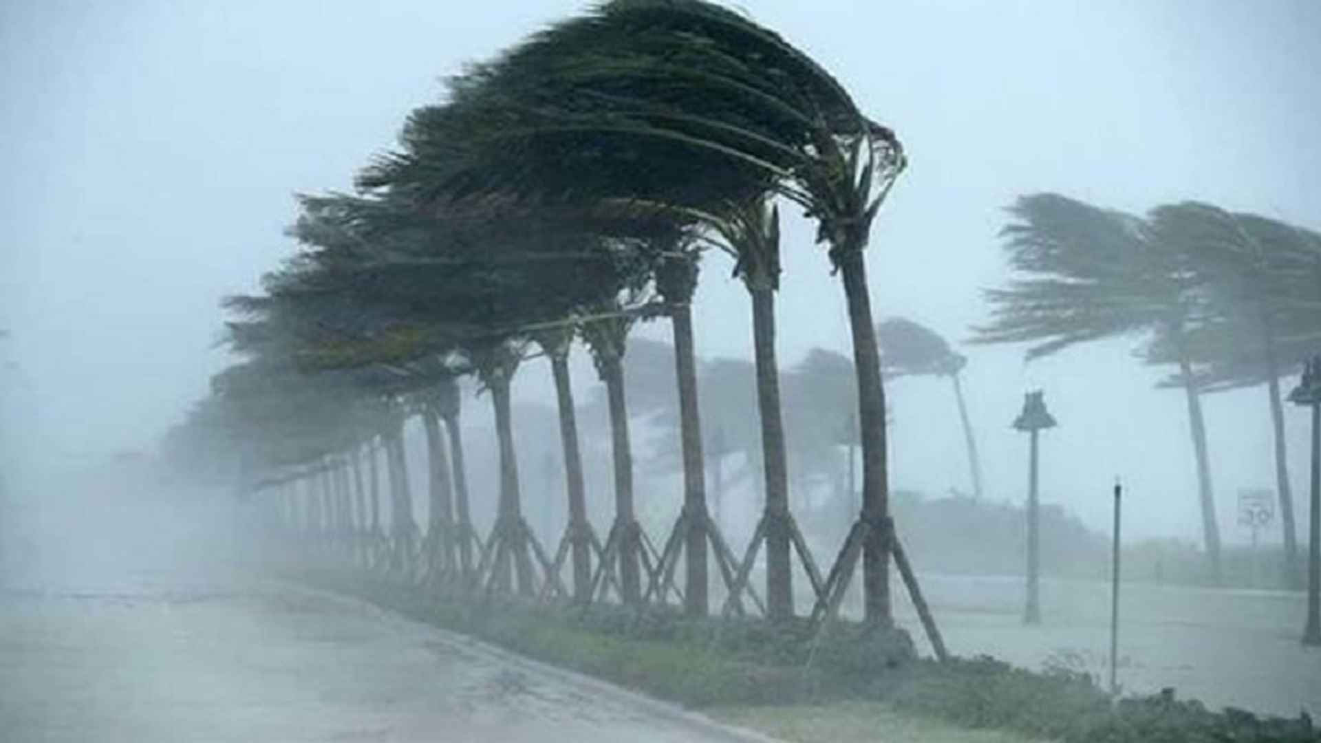 রাতে ঢাকাসহ ১৩ জেলায় ৬০ কিমি বেগে ঝড় ও বজ্রবৃষ্টির শঙ্কা