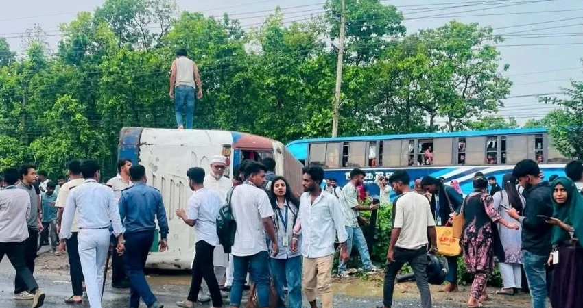 উত্তরা ইউনিভার্সিটির বাস উল্টে ৩০ শিক্ষার্থী আহত