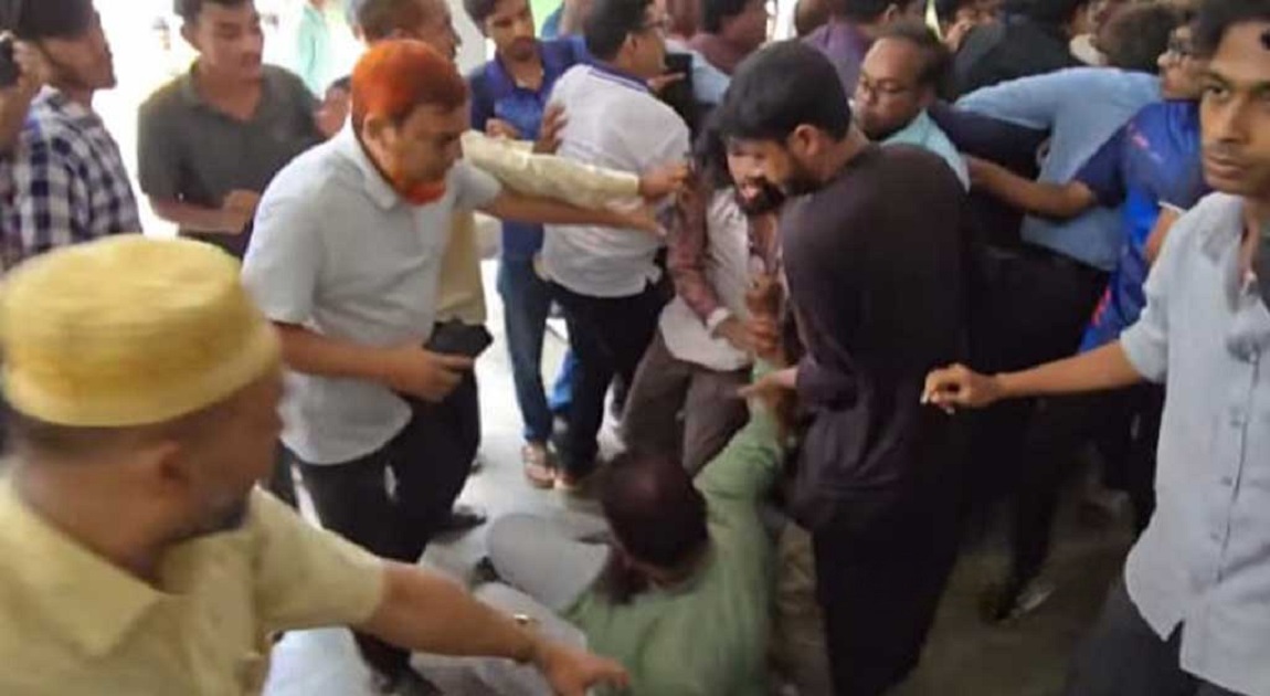 রাবিতে ‘পোষ্য কোটা’ ইস্যুতে উত্তেজনা, শিক্ষক–শিক্ষার্থীর ধস্তাধস্তি