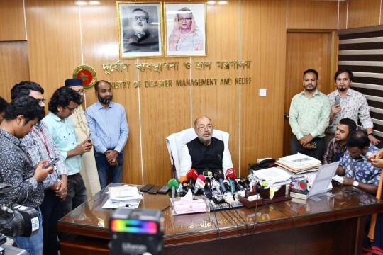 জলোচ্ছ্বাসের মাত্রা সহনীয়, ক্ষতির তথ্য পাইনি : ত্রাণ প্রতিমন্ত্রী