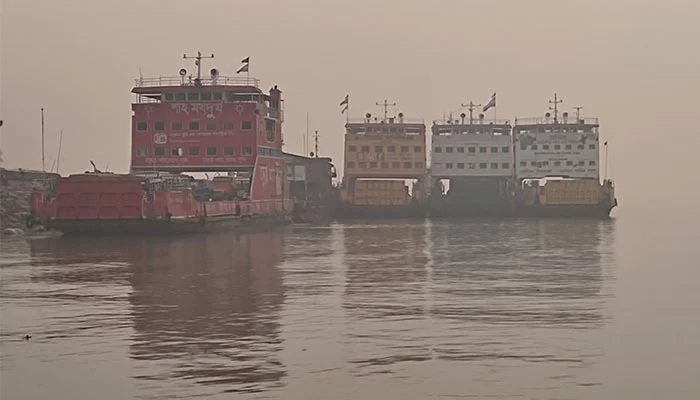 ঘন কুয়াশায় পাটুরিয়া-দৌলতদিয়া নৌ-রুটে যান চলাচল বন্ধ