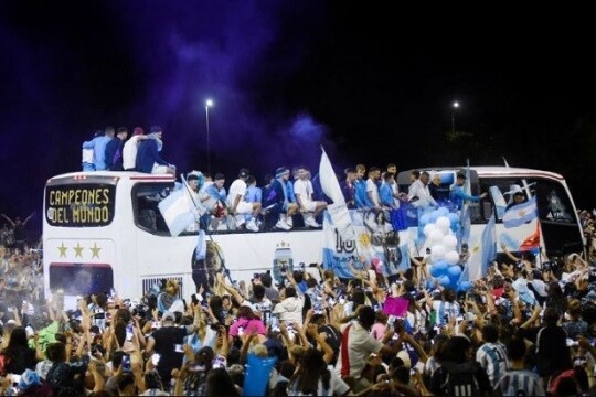 বাধ্য হয়ে ছাদখোলা বাস থেকে হেলিকপ্টারে উঠলো মেসিরা