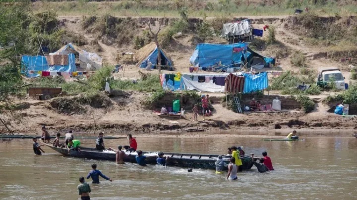 মিয়ানমারে নতুন করে সংঘর্ষ; প্রাণ বাঁচাতে হাজারো মানুষ পালিয়ে থাইল্যান্ডে